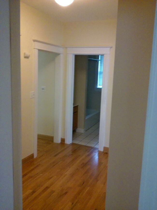 Building Photo - 407 S Hough St