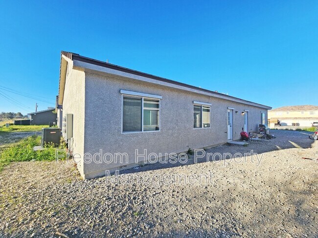 Building Photo - 1121 Sixshooter Ave