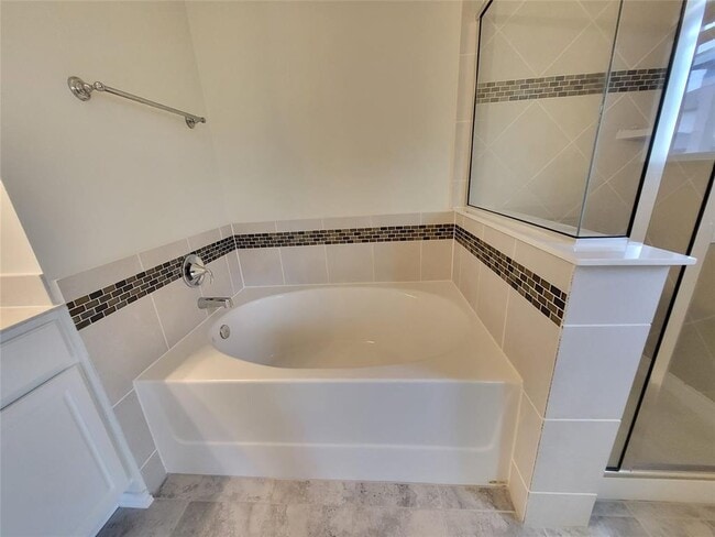 Building Photo - 817 Solitude Dr