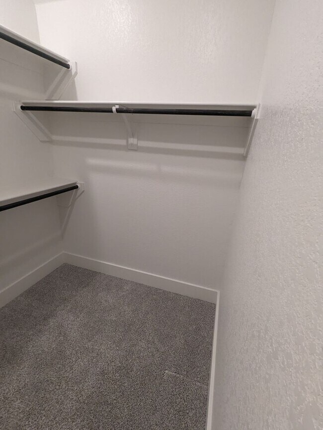 Building Photo - 4/2.5/2 - Beautiful 2 story/ PRIVATE PARKING!! GODLEY ISD