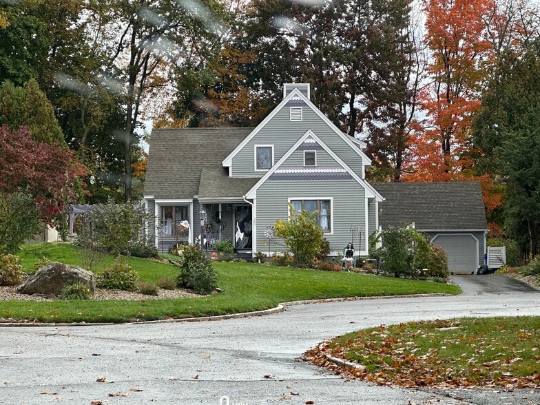 Front of house with driveway parking-house sits on upper cul-de-sac. - 20 Magnolia Hl