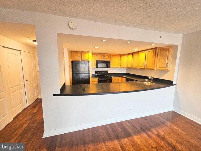 Building Photo - 2001 Hamilton St