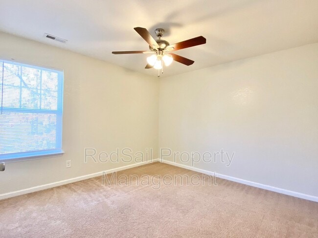 Building Photo - 717 Dissdale Ln