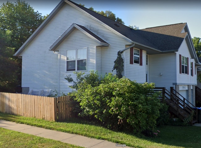 Building Photo - Spacious, corner lot 3-bedroom, 2-bath duplex in Iowa City