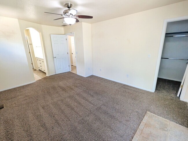 Building Photo - Large Single Family Home