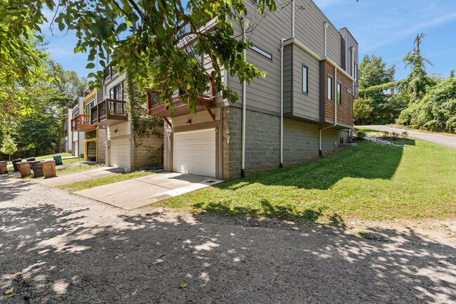 Building Photo - 4 Bedroom/ 2.5 Bath Home in East Nashville...