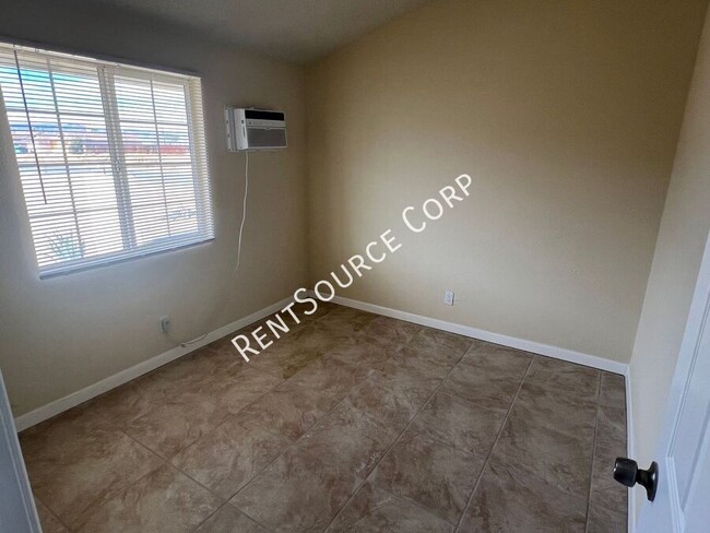 Building Photo - 2 Bedroom, 1 Bath Duplex For Rent in Calif...