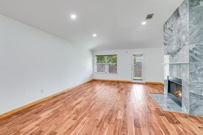 Building Photo - 702 Bent Wood Pl