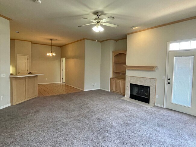 Building Photo - Great 3 Bed 2 Bath Duplex in a Gated Neighborhood!!