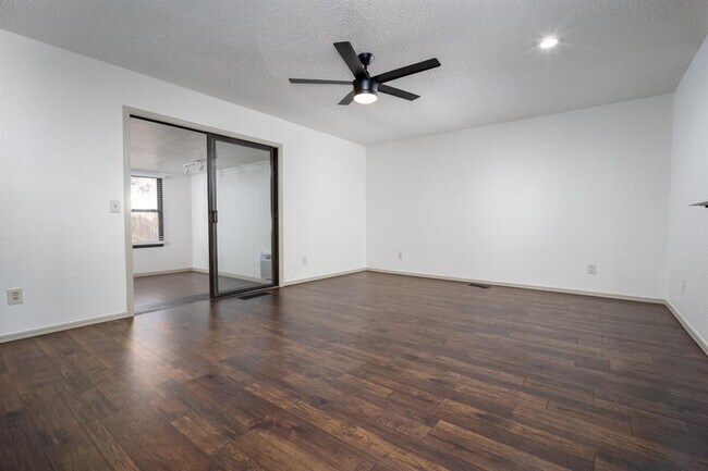 Building Photo - 3721 Southwind Ct