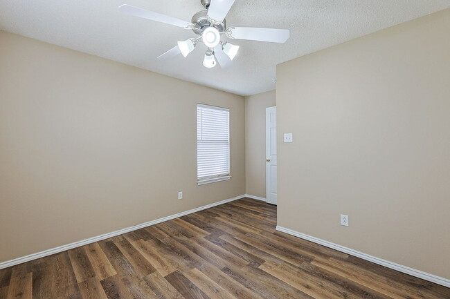 Building Photo - Don't miss this 2 Bedroom Duplex
