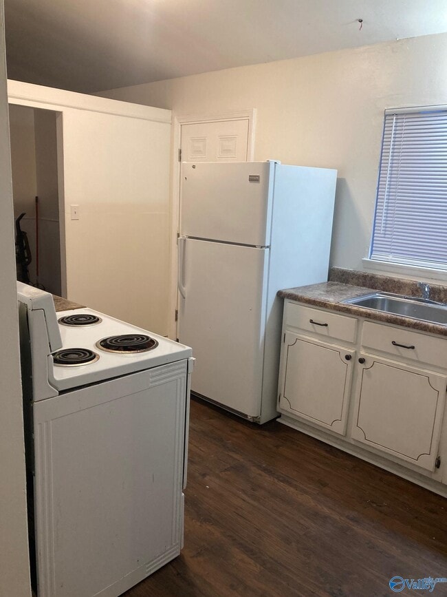 Building Photo - 702 Mastin Lake Rd NE