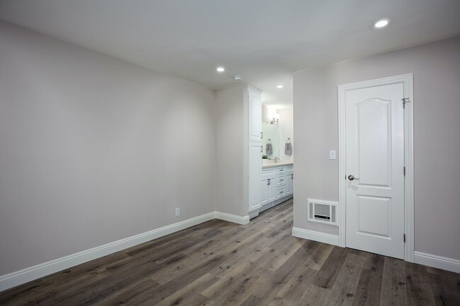 Building Photo - Newly Renovated 2 Bed + 2 Bath Condo in Pr...
