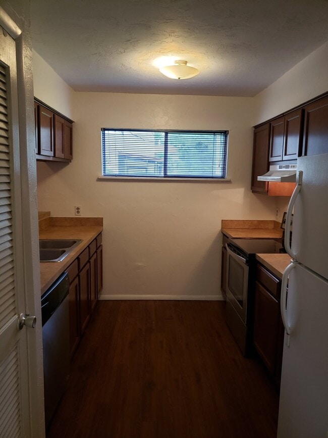 Building Photo - 2 Bedroom 2.5 Bath Townhouse with covered parking