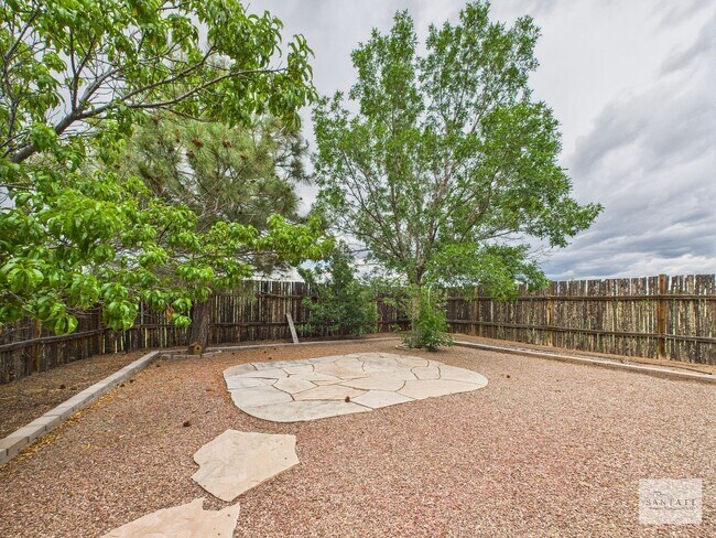 Building Photo - Stylish Home in Eldorado | Furnished or Un...