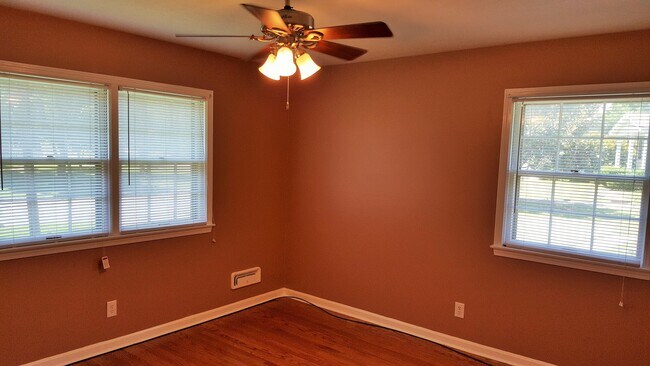 Building Photo - Great, 3 Bedrooms, 1.5 Baths, Brick Ranch ...