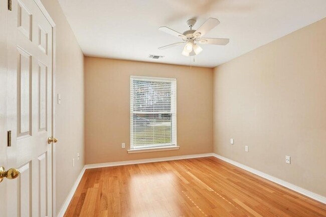 Building Photo - 712 Homewood Dr