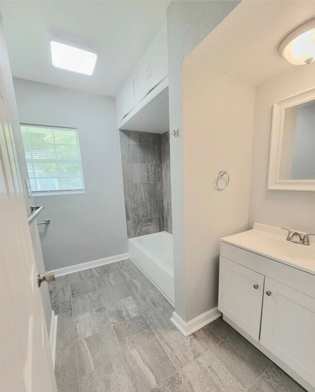 Building Photo - 701 18th Ave N