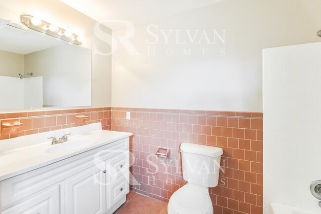 Building Photo - Immaculately kept 4 bedroom, 2 bathroom home