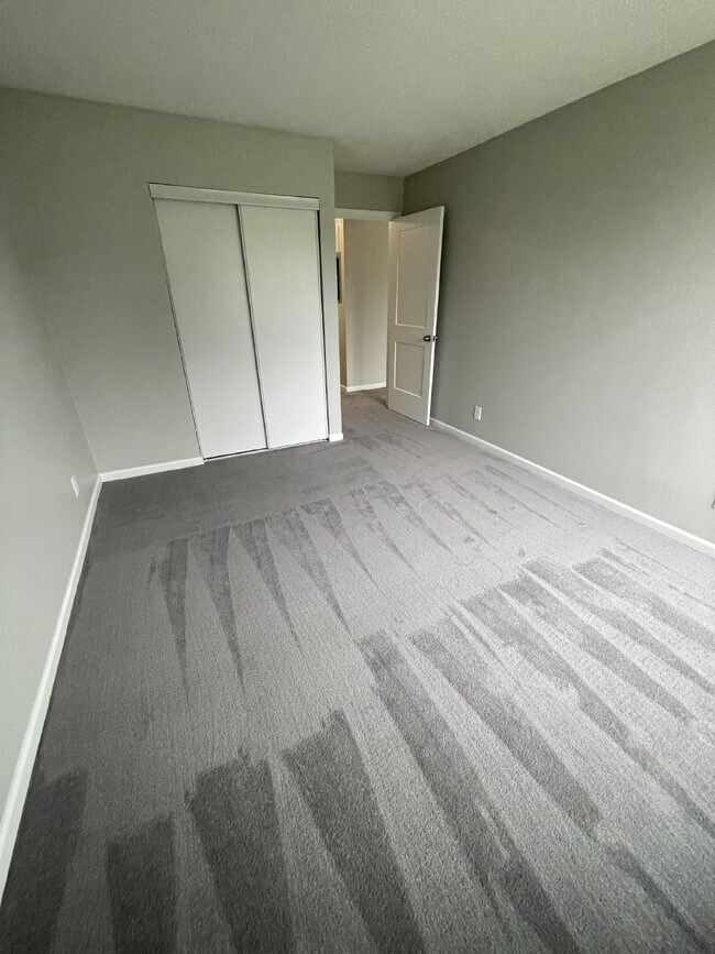 Building Photo - Beautiful Remodeled 1 Bedroom 1 Bath Apart...
