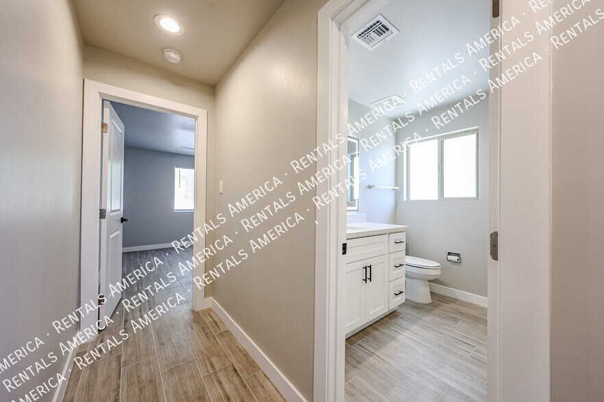Building Photo - 1704 E Pickrell Dr