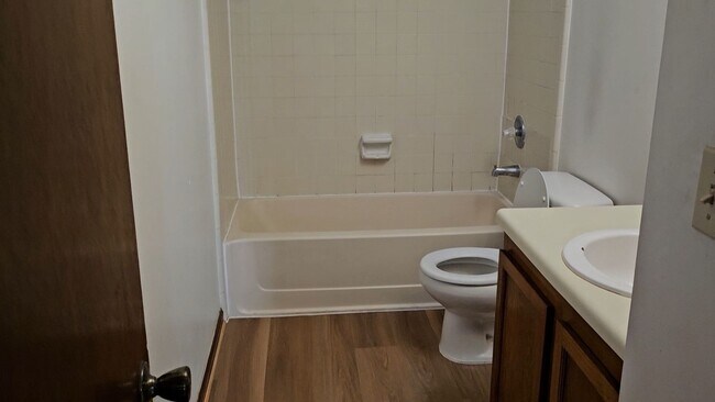 Building Photo - $1195 - 2/2 -Jefferson Square - Updated Unit!