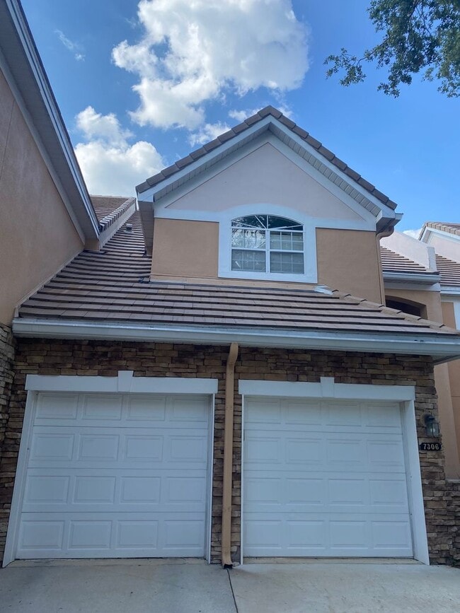 Building Photo - Spacious 3 Bed/2.5 Bath 2 Car Garage in th...