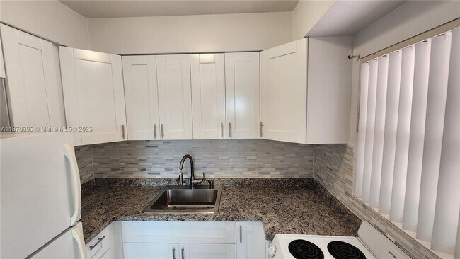 Building Photo - 505 S Ocean Dr