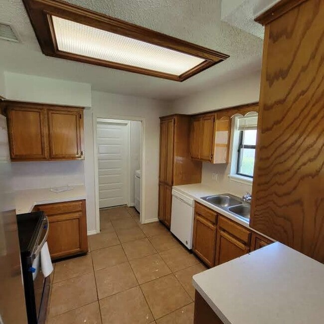 Building Photo - 581 Geraldine Ln