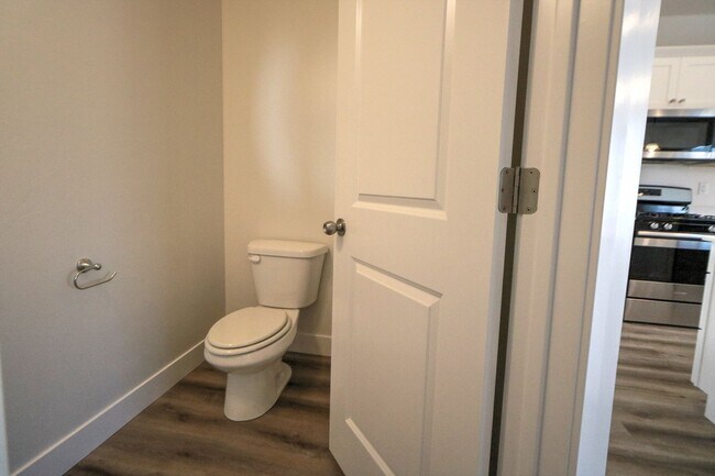 Building Photo - 4 Bedroom 3 Bathroom Townhome in Lehi!