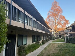 Building Photo - CAMPBELL - Downstairs unit in desirable location