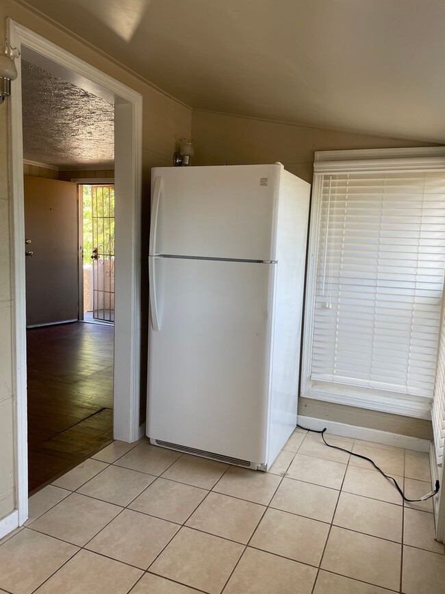 Building Photo - Cute & updated 1 bedroom 1 bathroom Fresno...