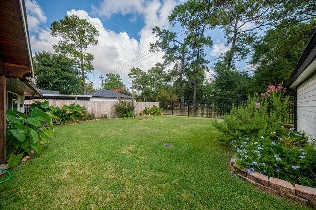 Building Photo - 926 Chantilly Ln