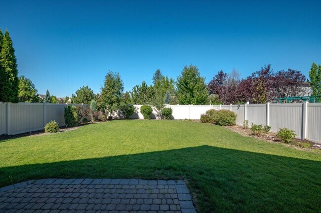 Building Photo - 6683 N Madellaine Dr