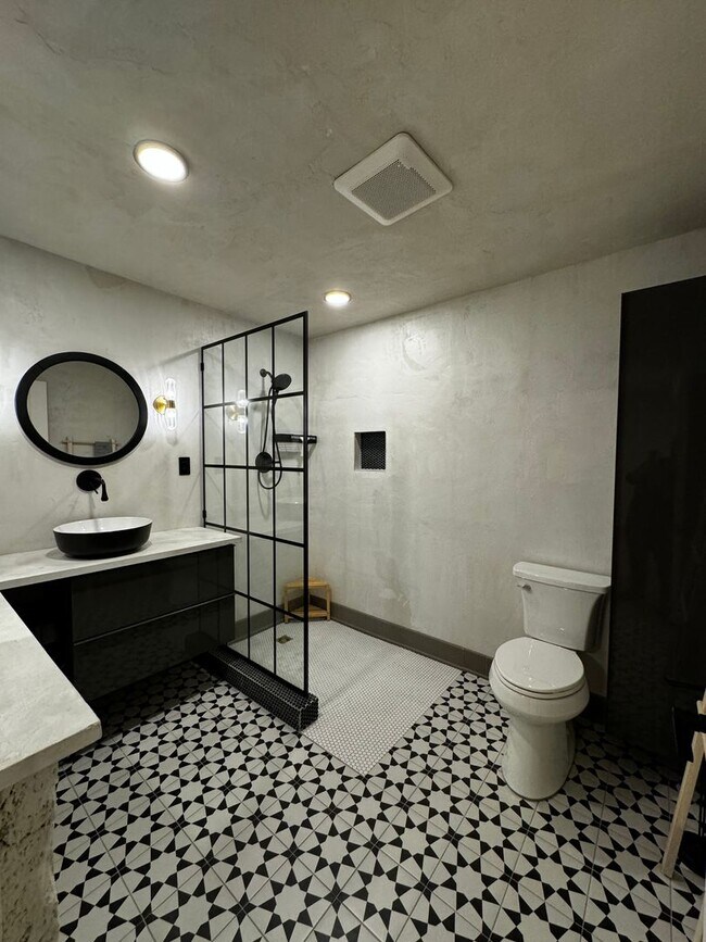 Building Photo - 1604 Square foot modern multi level home minutes from Occidental, storage, primary suite, large y...