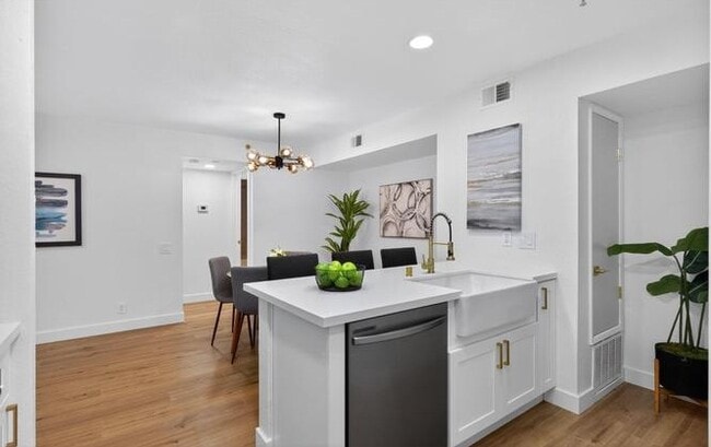 Building Photo - APARTMENT