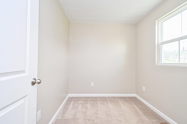 Building Photo - 5697 Julia Kate Dr