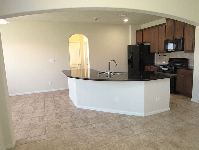 Building Photo - Spacious, Modern and Conveniently Located ...