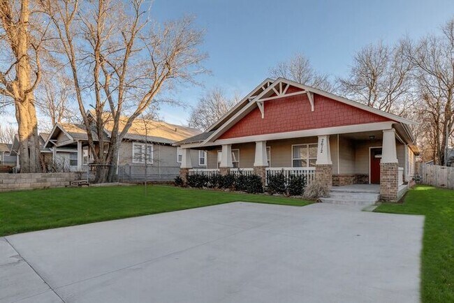 Building Photo - Move In Special! 3/2 Open And Bright Craft...