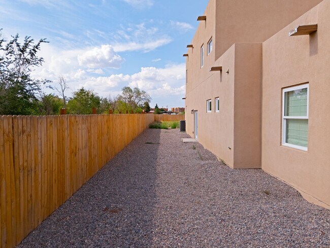 Building Photo - 2822 Camino Mendoza