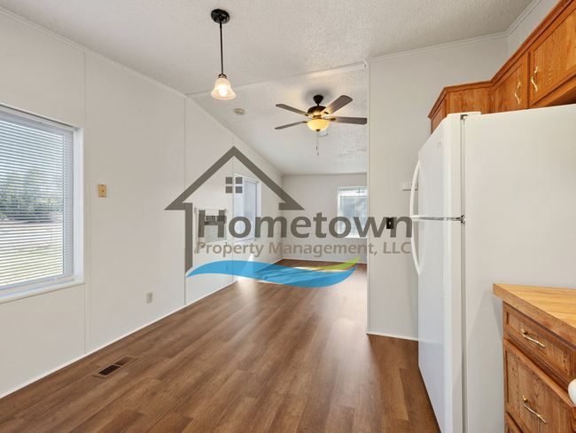 Building Photo - 2 Bedroom 1 Bathroom Home with Off-Street ...