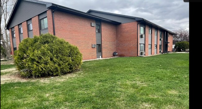 Building Photo - 440 3rd St SE