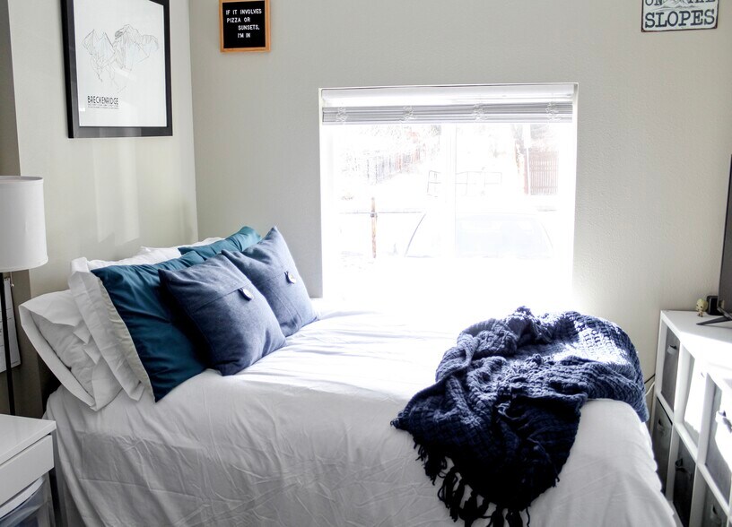 Building Photo - 1987 Palm Dr