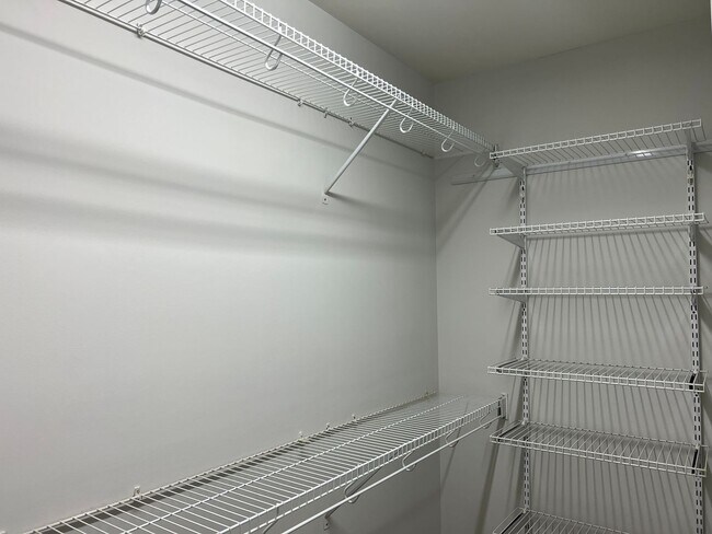 Building Photo - 3/2 Condo in Gated Community near Downtown...