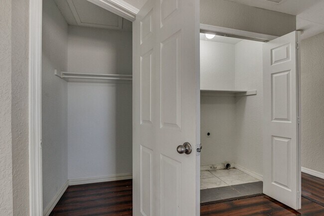 Building Photo - Three bed/two bath home near Kilpatrick turnpike