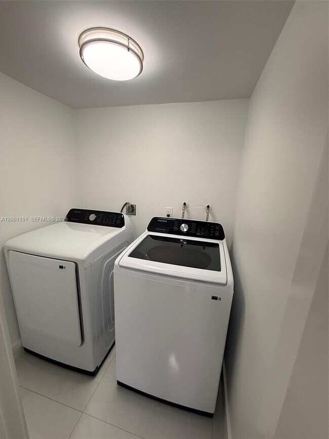 Building Photo - 6651 SW 137th Ct