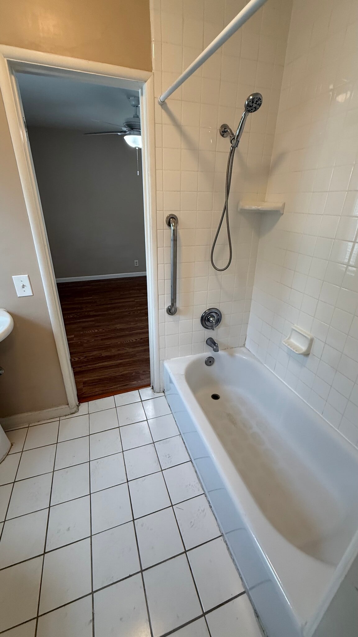 Bathroom tub/ shower - 2540 W Ramona Rd