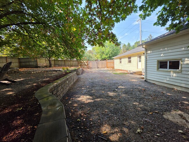 Building Photo - 1420 Madrona Ave SE