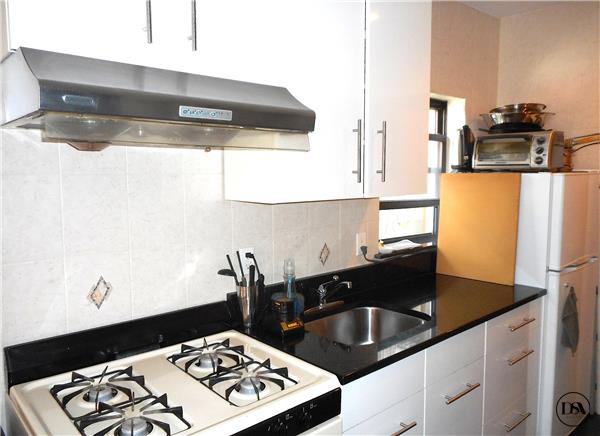 Building Photo - 9 Pell St