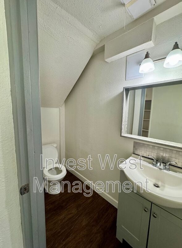 Building Photo - 1960-1933 33rd Ave